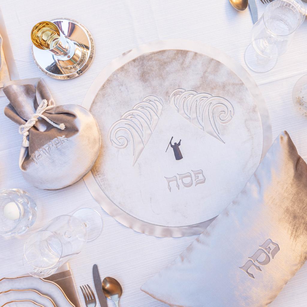 Velvet Yam Suf Seder Set